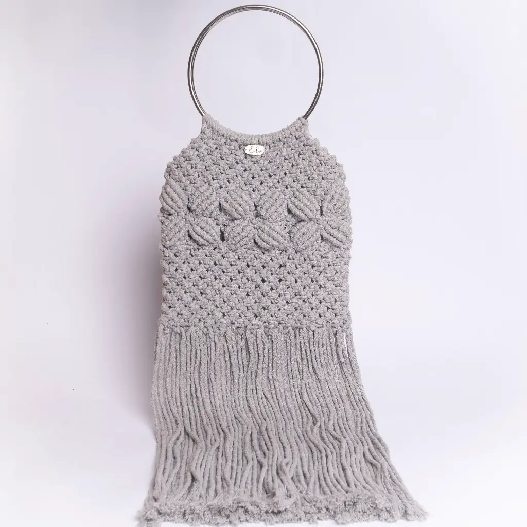 ISABELA BOLSO DE MANO EN MACRAME CON FLECOS