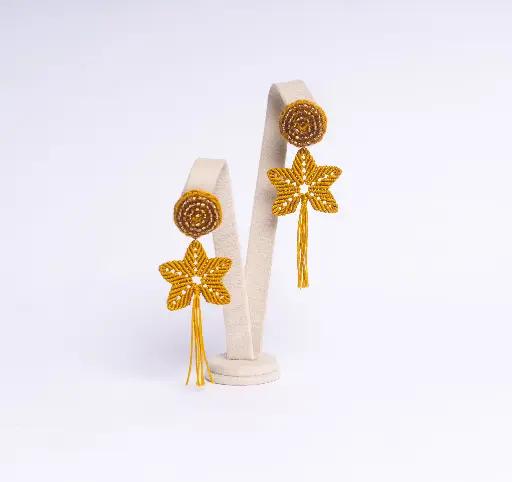 [ARM-E-16] ESTRELLA ARETES TEJIDOS (Dorado)