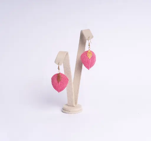 [ARM-A-5] ABRIL ARETES EN MACRAME (Rosado)